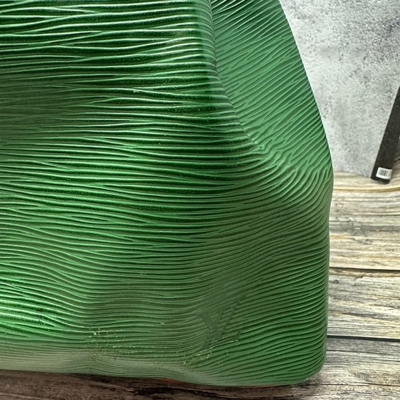 Louis Vuitton Epi Leather Petit Noe Drawstring Shoulder Bag Green & Red​​ - Picture 3 of 10